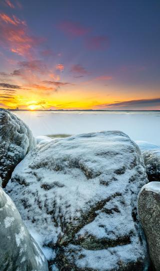 冰冻的海岸岩石高清手机壁纸
