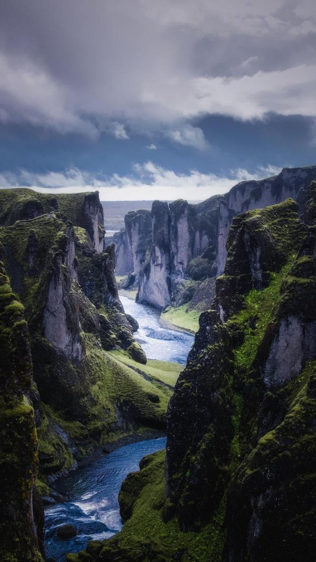 大山峡谷下的弯曲河流大自然山清水秀的图片图片壁纸