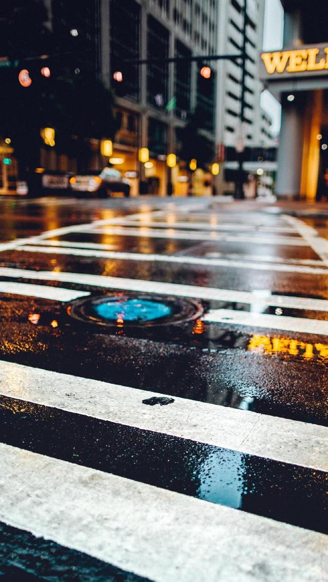 雨后繁华城市街头路口的斑马线风景高清手机壁纸