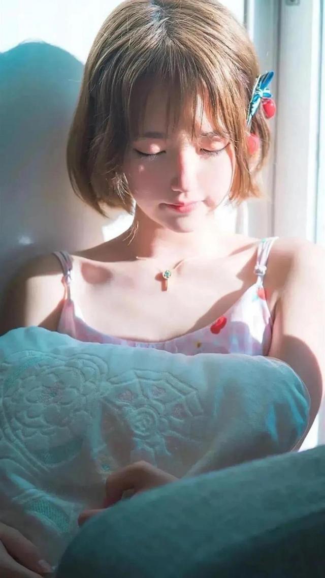 甜美慵懒的少女居家白嫩迷人写真背景图