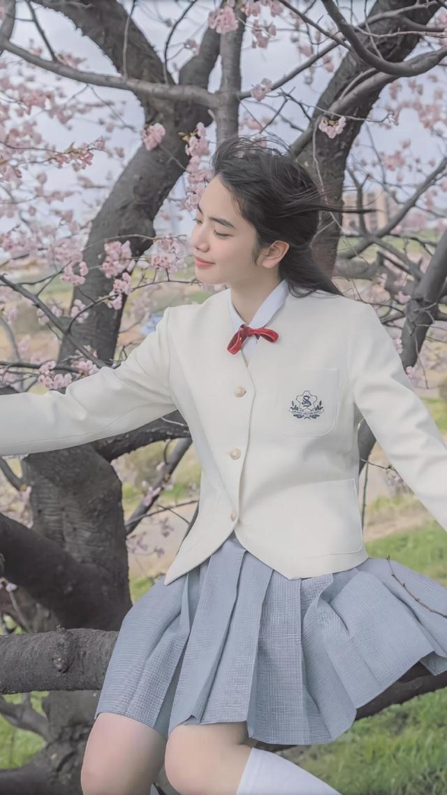 甜美小松菜奈JK制服诱人壁纸图片