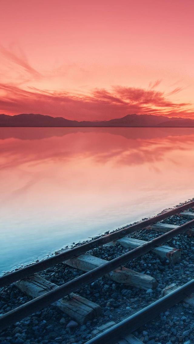 铁路一道特别的风景线背景图