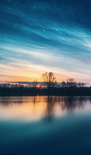 夕阳西下湖面的景色手机壁纸大图