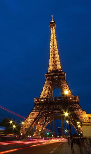 埃菲尔铁塔夜晚的交通灯高清手机壁纸