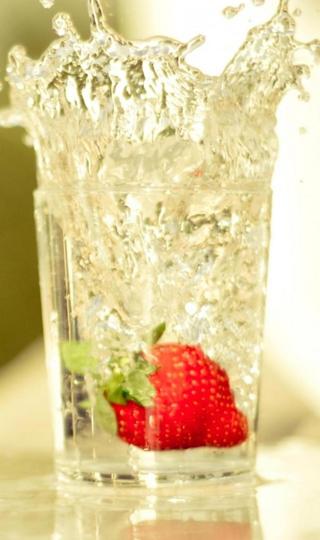 高清落入杯水的草莓高清壁纸