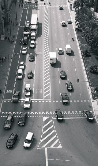 最新巴塞罗那繁忙交通路口鸟瞰图手机壁纸图片下载