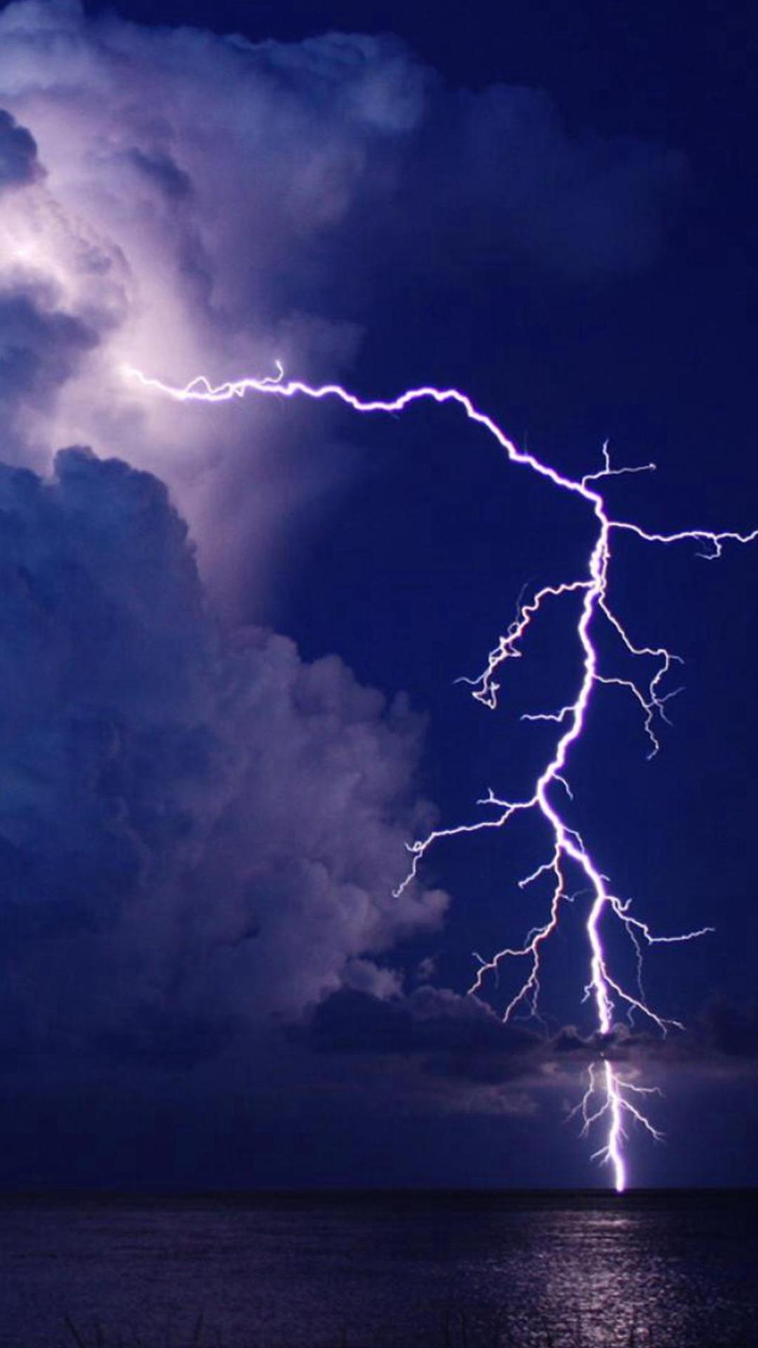 暴风雨闪电划过湖面的夜空高清壁纸