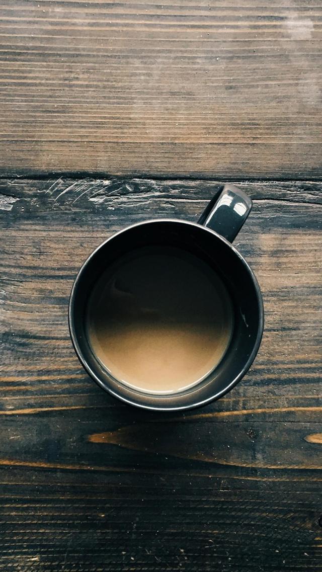 高清在木桌的咖啡杯图片壁纸