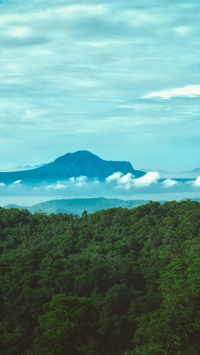 远处的壮观山峰自然风光图片