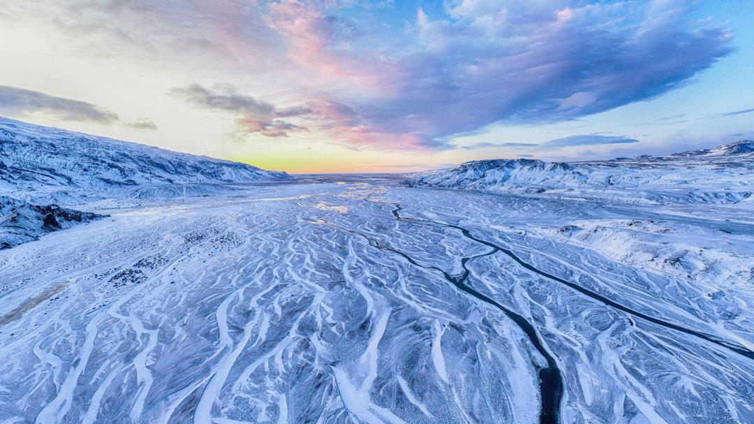 高清冰天雪地的山脉河川落日风景壁纸图片