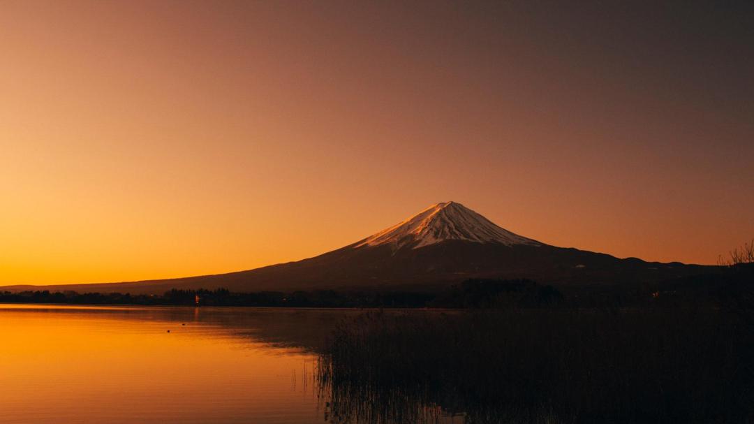 好看的黄黄的画面下的富士山一样美图片壁纸