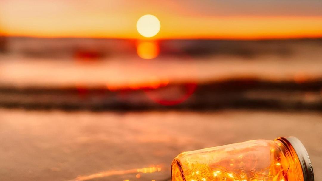 日落沙滩上的漂流瓶图片高清电脑壁纸