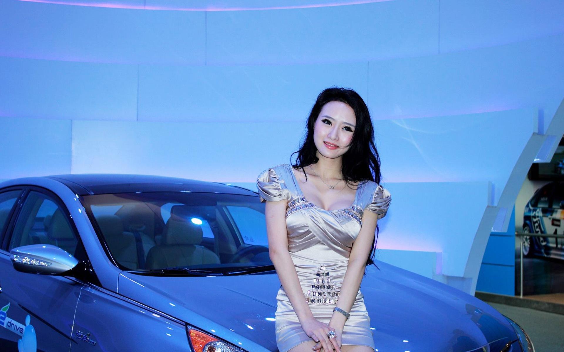 广州车展美女车模壁纸高清大图22