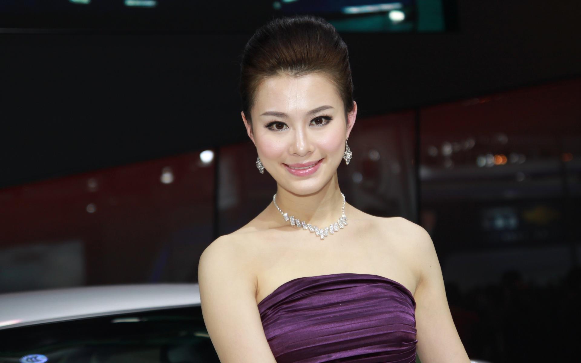 广州车展美女车模壁纸高清大图13