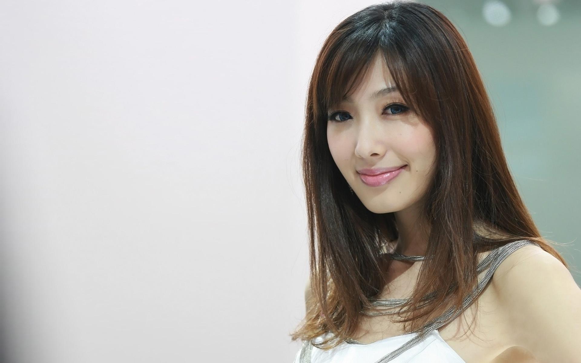 广州车展美女车模壁纸高清大图19
