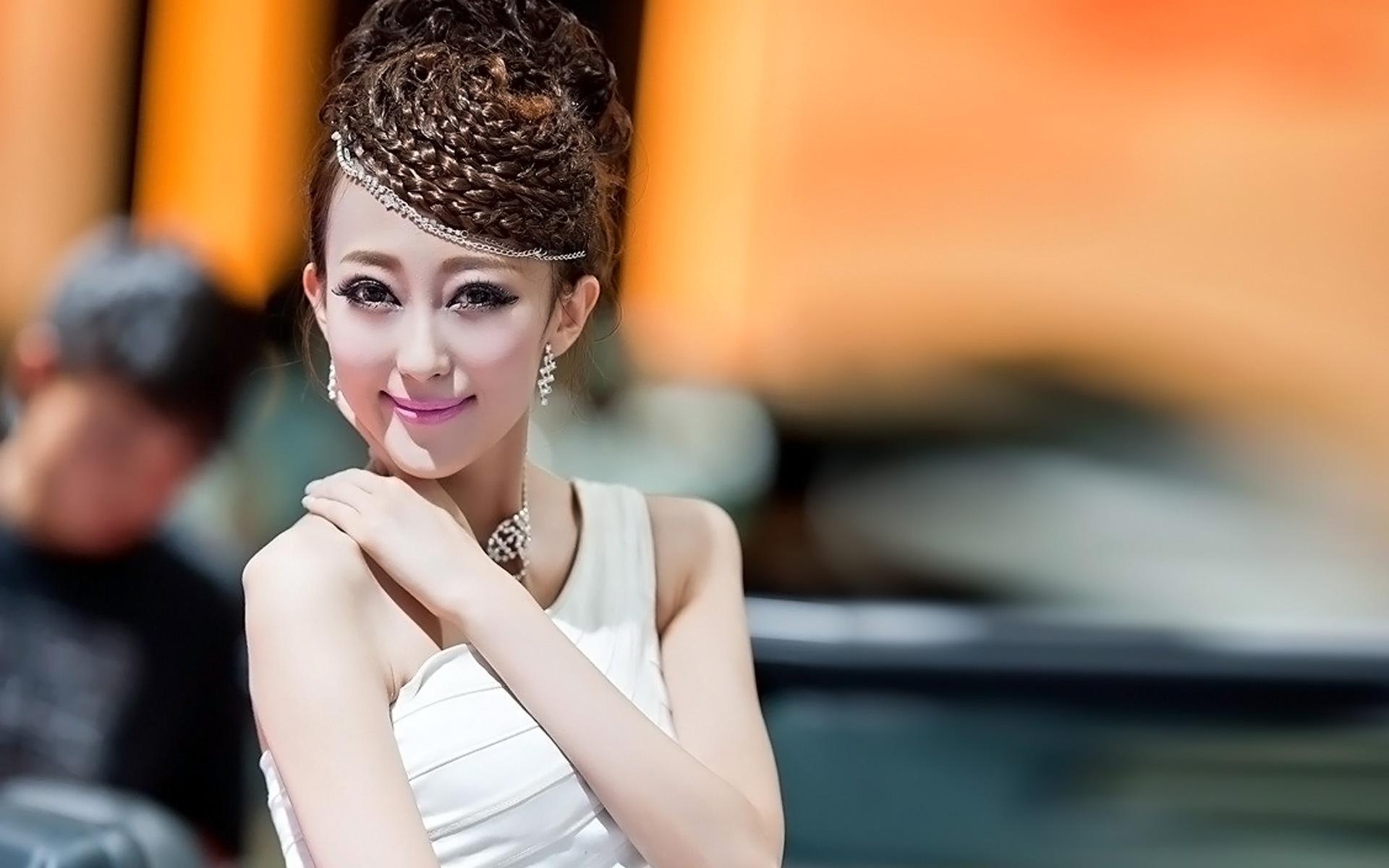 广州车展美女车模壁纸高清大图16