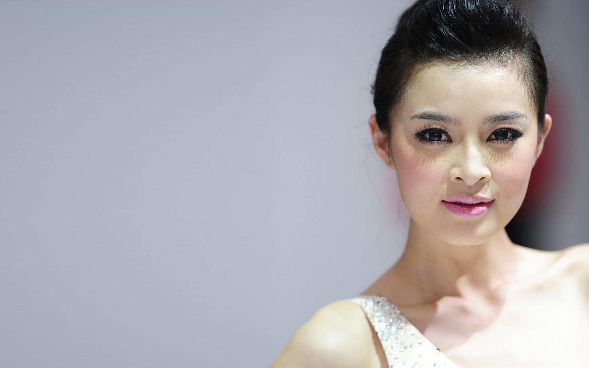 广州车展美女车模壁纸高清大图17