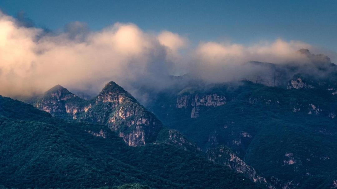 壮美的自然山峰景色高清风景壁纸