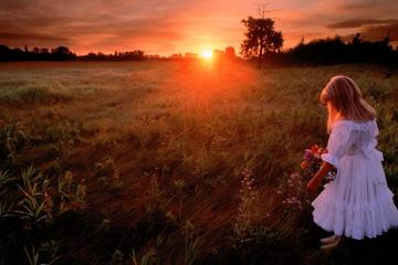 夕阳下田园里的小女孩可爱儿童壁纸
