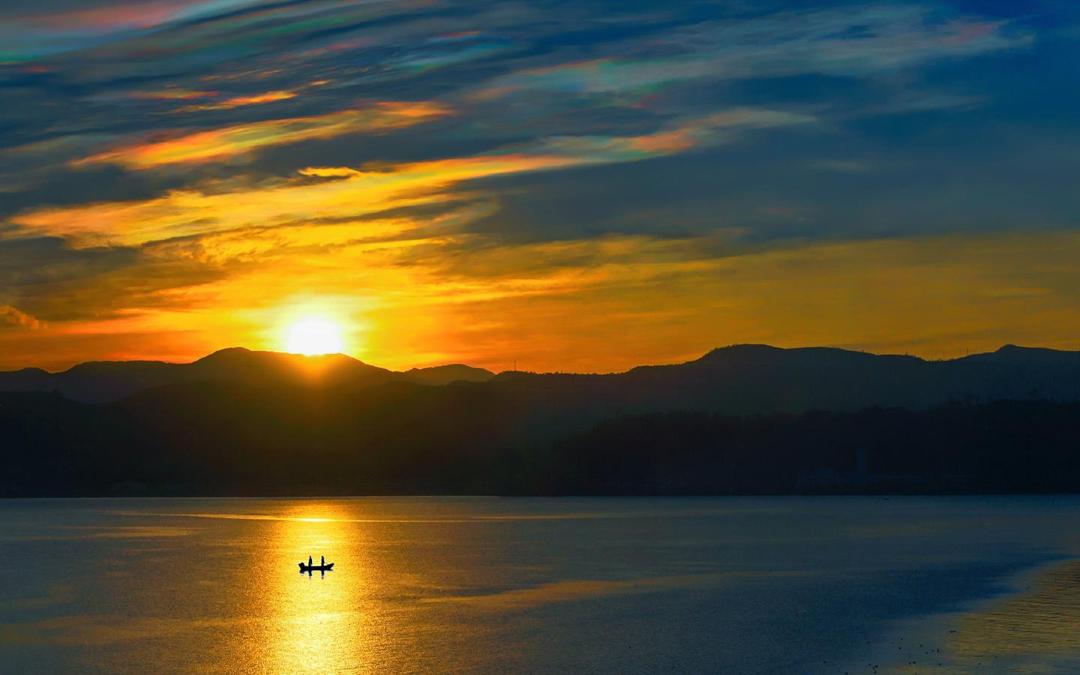 日落湖面上的小船美景唯美桌面壁纸