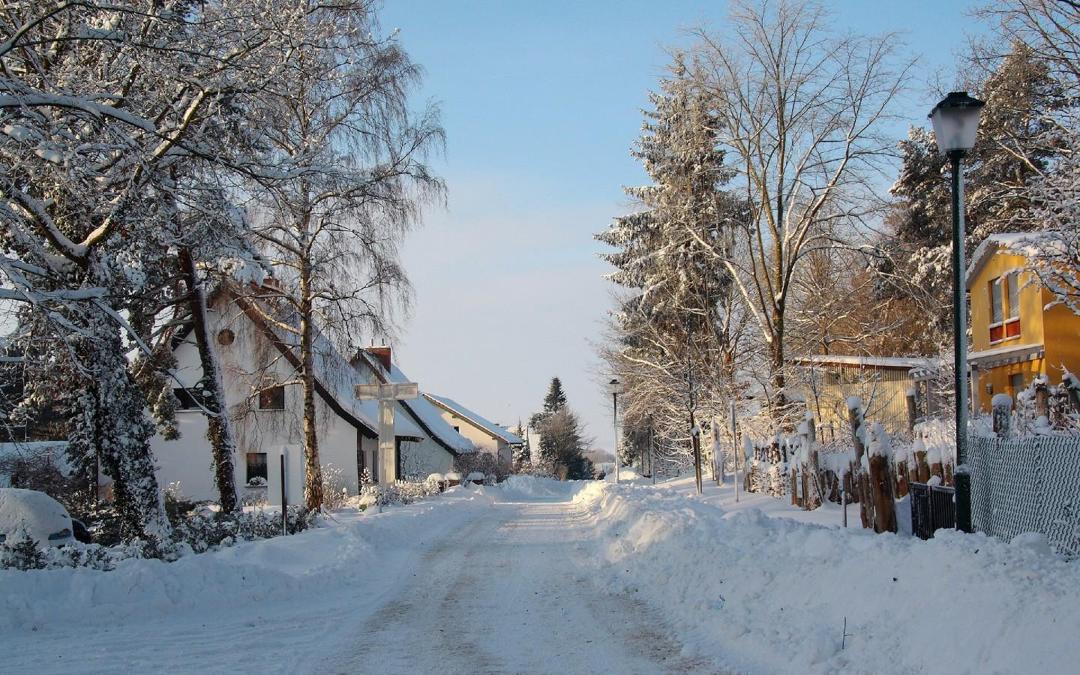 堆满积雪的道路风景图片