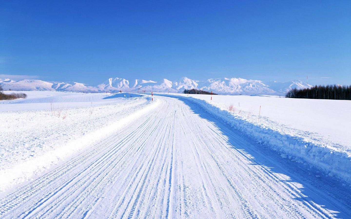 堆满积雪的道路风景图片7