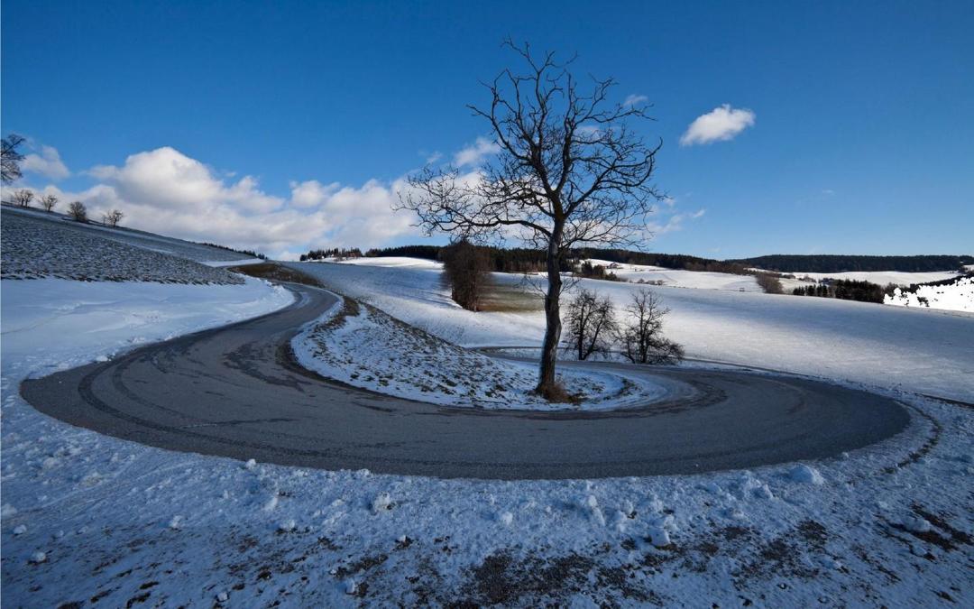 堆满积雪的道路风景图片