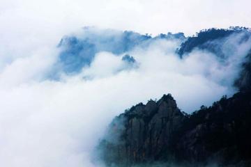 云雾缭绕的黄山高清壁纸