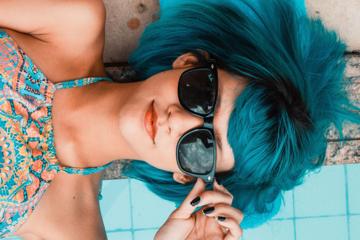 蓝色 太阳镜 女子 游泳池 看 女孩 说谎 放松 俯视图壁纸