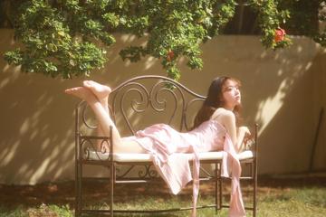 庭院里粉色裙子清纯美女壁纸