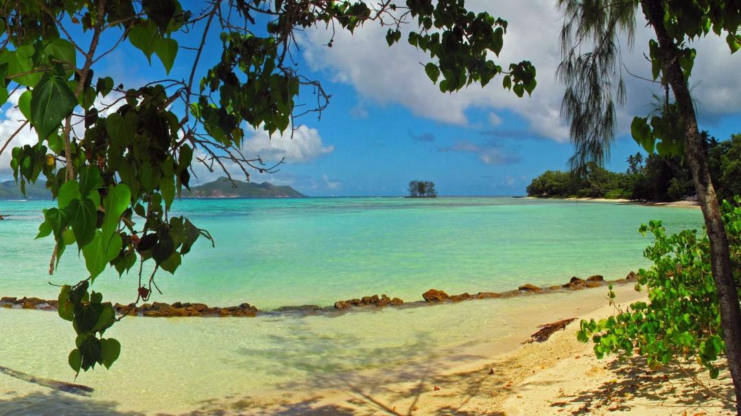 塞舌尔群岛海滩风景桌面壁纸