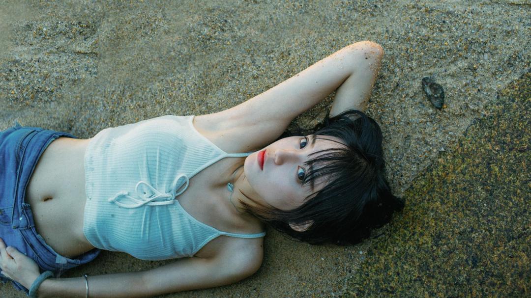 躺在海边沙滩上的美女壁纸
