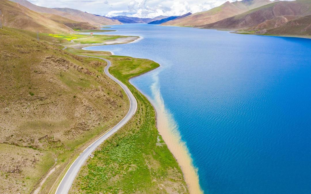 西藏圣湖羊卓雍措旅游风景桌面壁纸