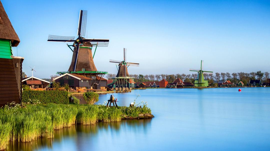 湖边荷兰风车壁纸图片