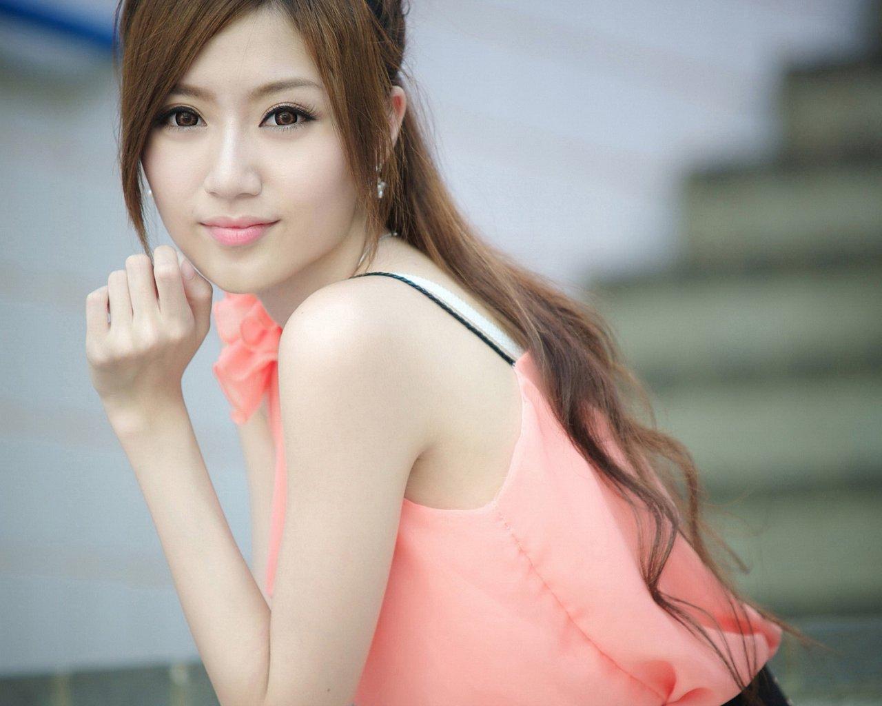 2012年精选养眼美女桌面壁纸8