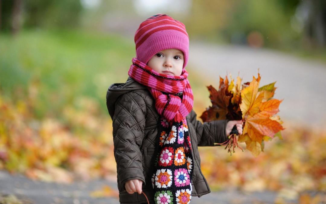 秋天捡树叶的可爱儿童桌面壁纸