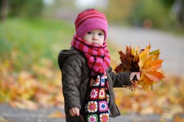 秋天捡树叶的可爱儿童桌面壁纸