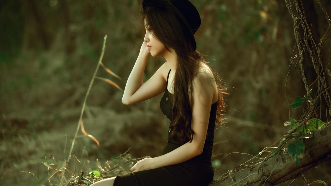 长发女孩帽子黑色裙子心情森林唯美壁纸