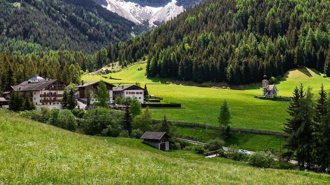意大利富内斯山谷绿色风景壁纸图片