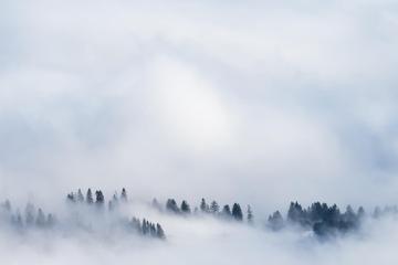 云雾缭绕宛如仙境的图片，电脑桌面壁纸