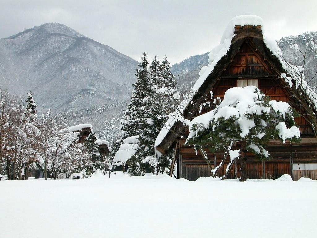 大雪后山林中的小木屋风景壁纸11