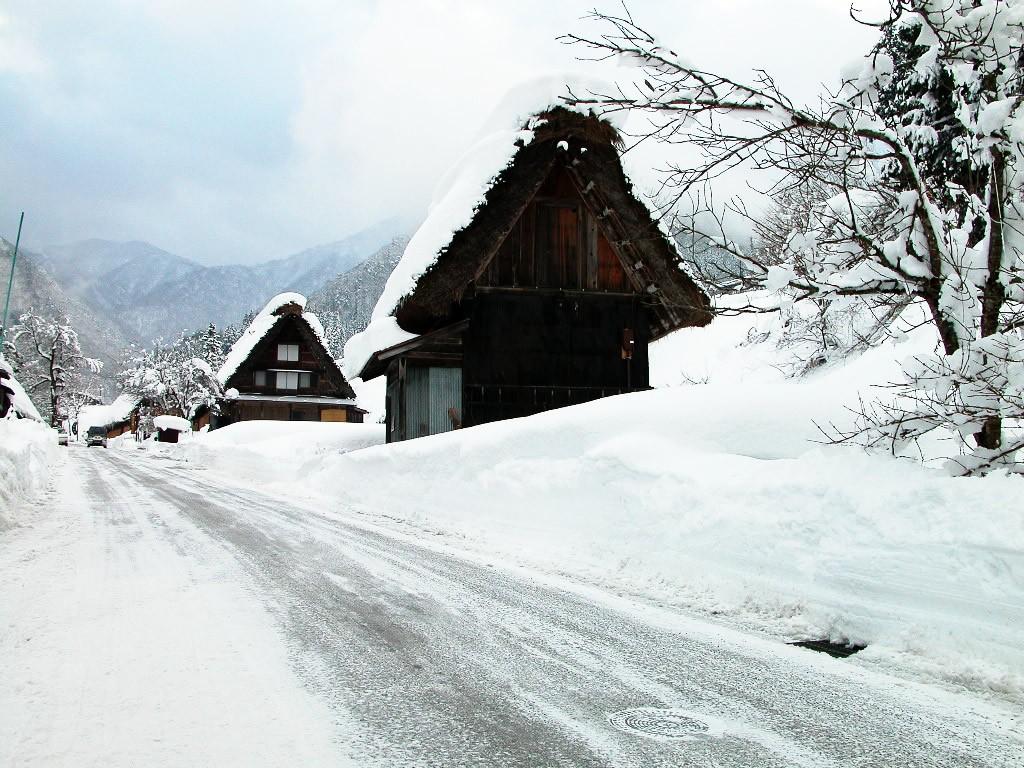 大雪后山林中的小木屋风景壁纸13