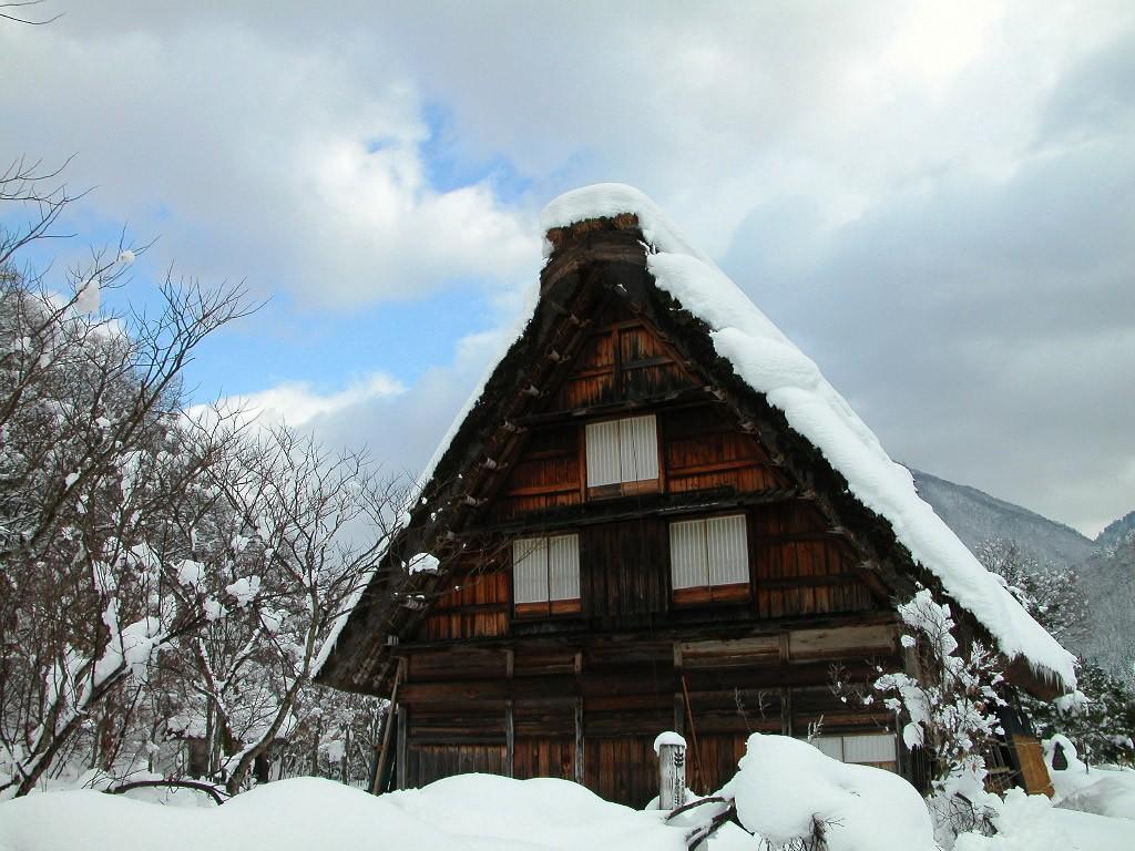 大雪后山林中的小木屋风景壁纸7