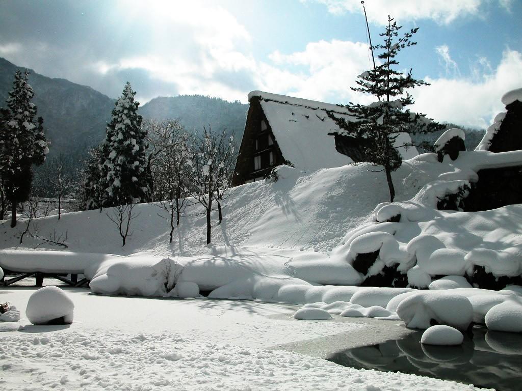 大雪后山林中的小木屋风景壁纸10