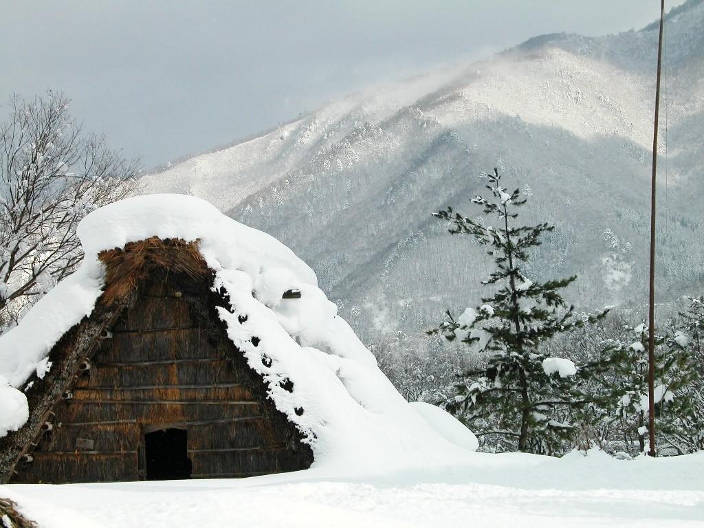 大雪后山林中的小木屋风景壁纸12