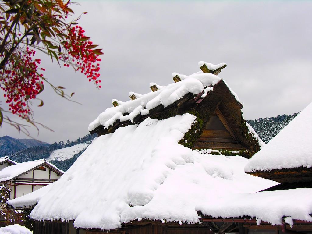 大雪后山林中的小木屋风景壁纸9