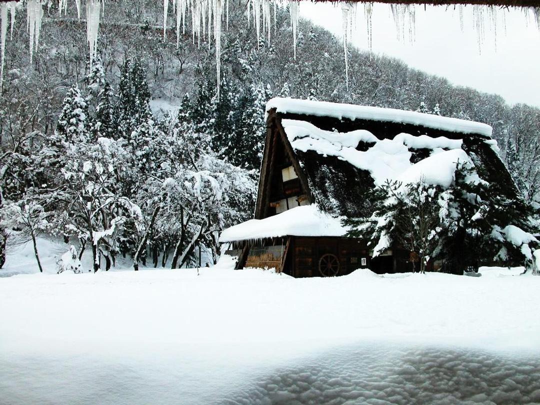 大雪后山林中的小木屋风景壁纸