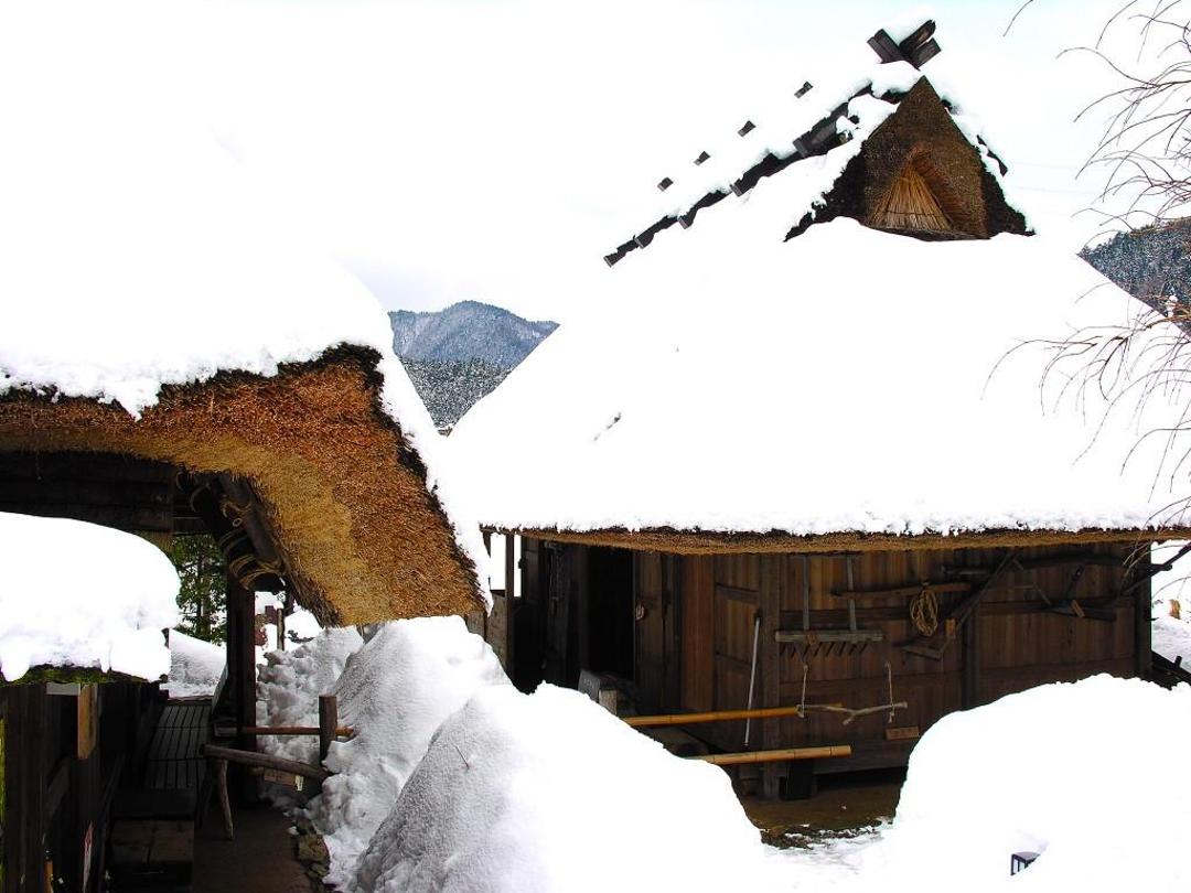 大雪后山林中的小木屋风景壁纸