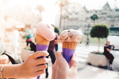 吃冰淇淋的情侣爱情高清图片