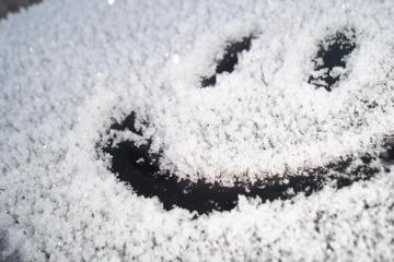 雪后汽车上留下的笑脸高清电脑桌面壁纸